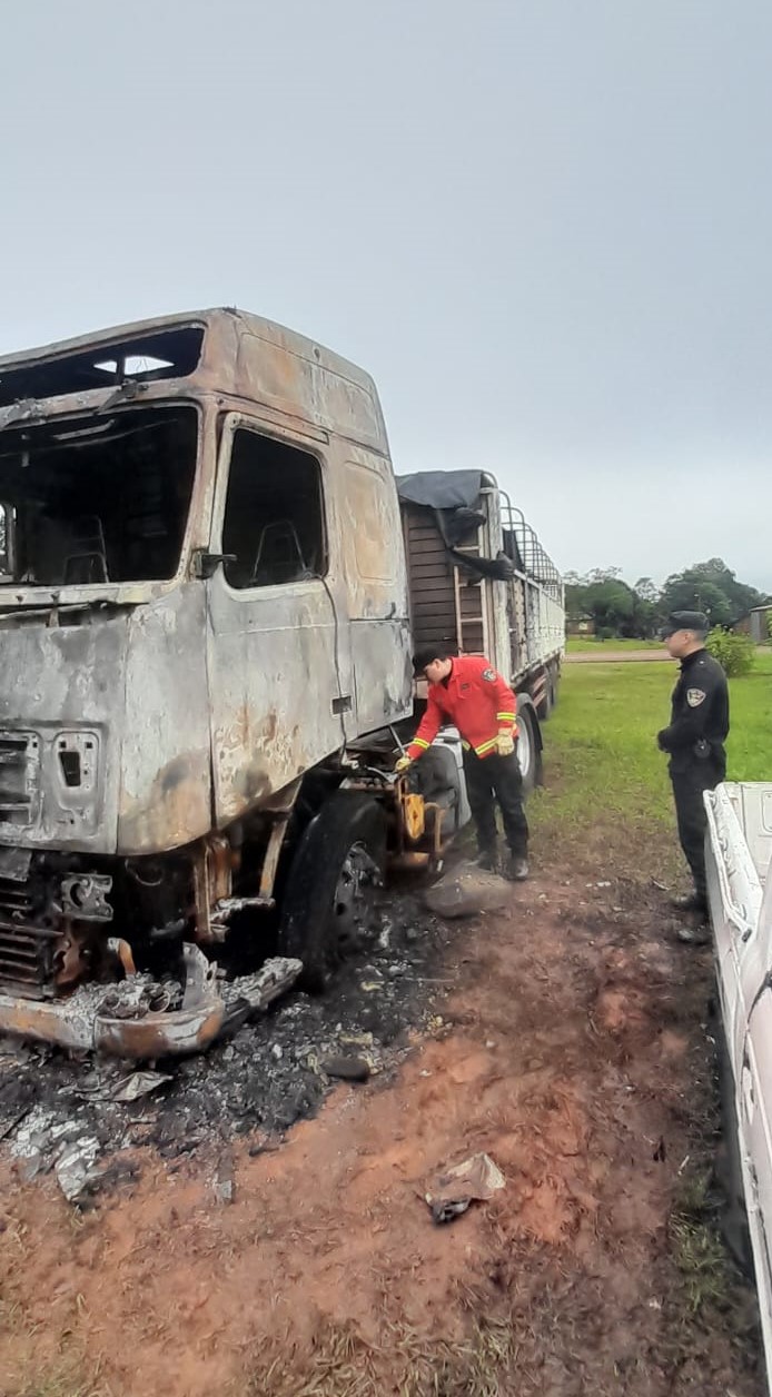 Investigan a dos hombres tras el incendio intencional de un camión en San Vicente 2